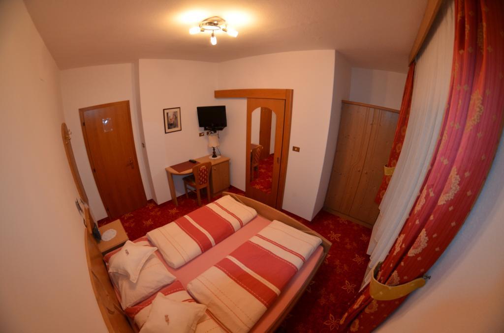 Garni Ossi Bed and Breakfast Santa Cristina Val Gardena Δωμάτιο φωτογραφία