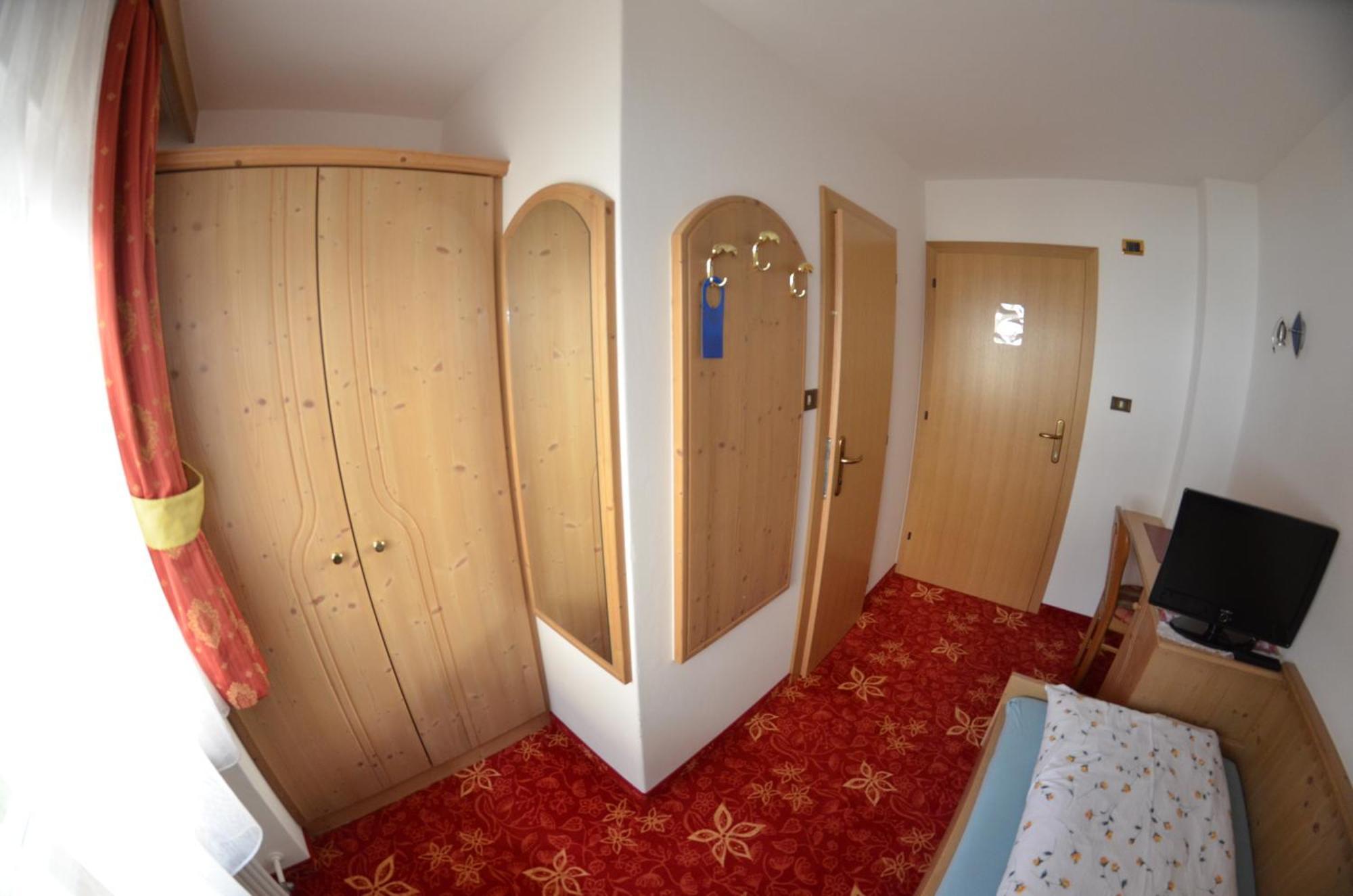 Garni Ossi Bed and Breakfast Santa Cristina Val Gardena Δωμάτιο φωτογραφία