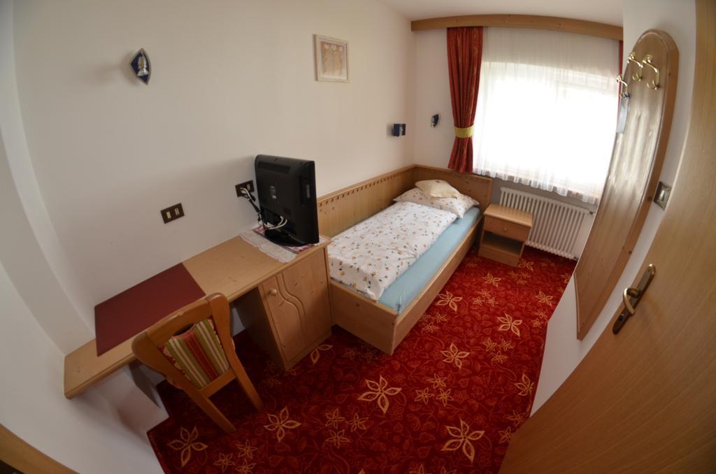 Garni Ossi Bed and Breakfast Santa Cristina Val Gardena Δωμάτιο φωτογραφία
